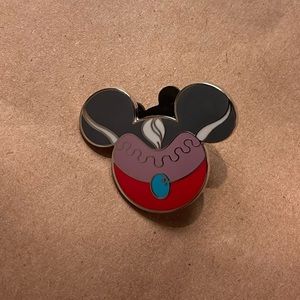 Disney Villains Mystery Pin - Lady Tremaine